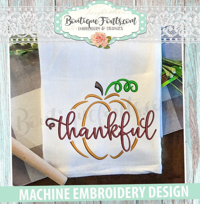 Peut inclure: Mod&egrave;le de broderie machine repr&eacute;sentant une citrouille brune avec une tige verte et le mot "thankful" en &eacute;criture rouge.