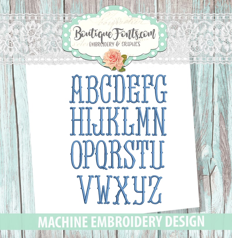 Op de afbeelding: Een blauw machineborduurontwerp met het alfabet in een decoratief lettertype. De letters A t/m Z worden verticaal weergegeven. Het ontwerp bevat de tekst "Boutique Fonts.com" en "MACHINE EMBROIDERY DESIGN".