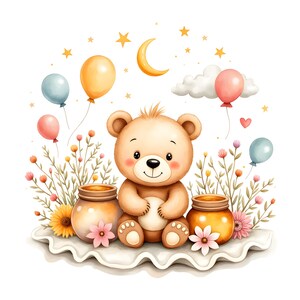 Op de afbeelding: Een lichtbruine teddybeer zit tussen twee glazen potten gevuld met goudkleurige honing. De scène is versierd met kleurrijke wilde bloemen, zwevende ballonnen in pasteltinten, een gele maansikkel en kleine sterretjes tegen een witte achtergrond.