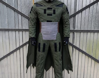 Din Djarin inspirierter mandalorianischer Fluganzug | Jägergrünes Cosplay Outfit mit abgenutztem Umhang