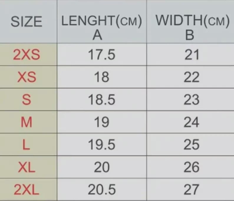 Puede incluir: Una tabla de tallas con tres columnas etiquetadas como SIZE, LENGHT(cm) A y WIDTH(cm) B. Las filas enumeran tallas desde 2XS hasta 2XL con medidas correspondientes en cent&iacute;metros de 17.5 a 20.5 para el largo y 21 a 27 para el ancho.