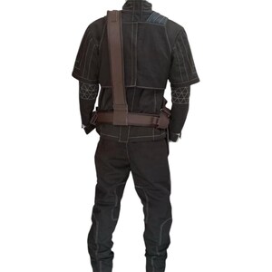 K&ouml;nnte beinhalten: Eine schwarze taktische Uniform bestehend aus einer kurz&auml;rmeligen Jacke und passender Hose, die durchgehend mit auff&auml;lligen wei&szlig;en Kontrastn&auml;hten versehen ist. Ein breiter brauner G&uuml;rtel mit Schulterriemen wird &uuml;ber der Jacke getragen.