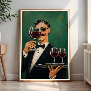 Puede incluir: Una lámina de arte enmarcada que representa a una persona con esmoquin negro, camisa blanca y pajarita, con gafas de sol oscuras y bigote. La figura sostiene una copa de vino grande y lleva una bandeja plateada con dos copas de vino tinto.