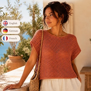 Peut inclure: Un haut en maille crochetée de couleur rouille avec des manches courtes et une encolure ronde. Le texte en haut indique Crochet Mesh Top PDF PATTERN, et le texte en bas indique Crefties. Le haut est associé à un sac en paille tressée.