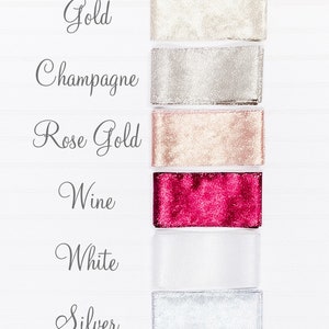 Puede incluir: Seis muestras de cinta en diferentes colores: dorado, champ&aacute;n, oro rosa, vino, blanco y plateado.