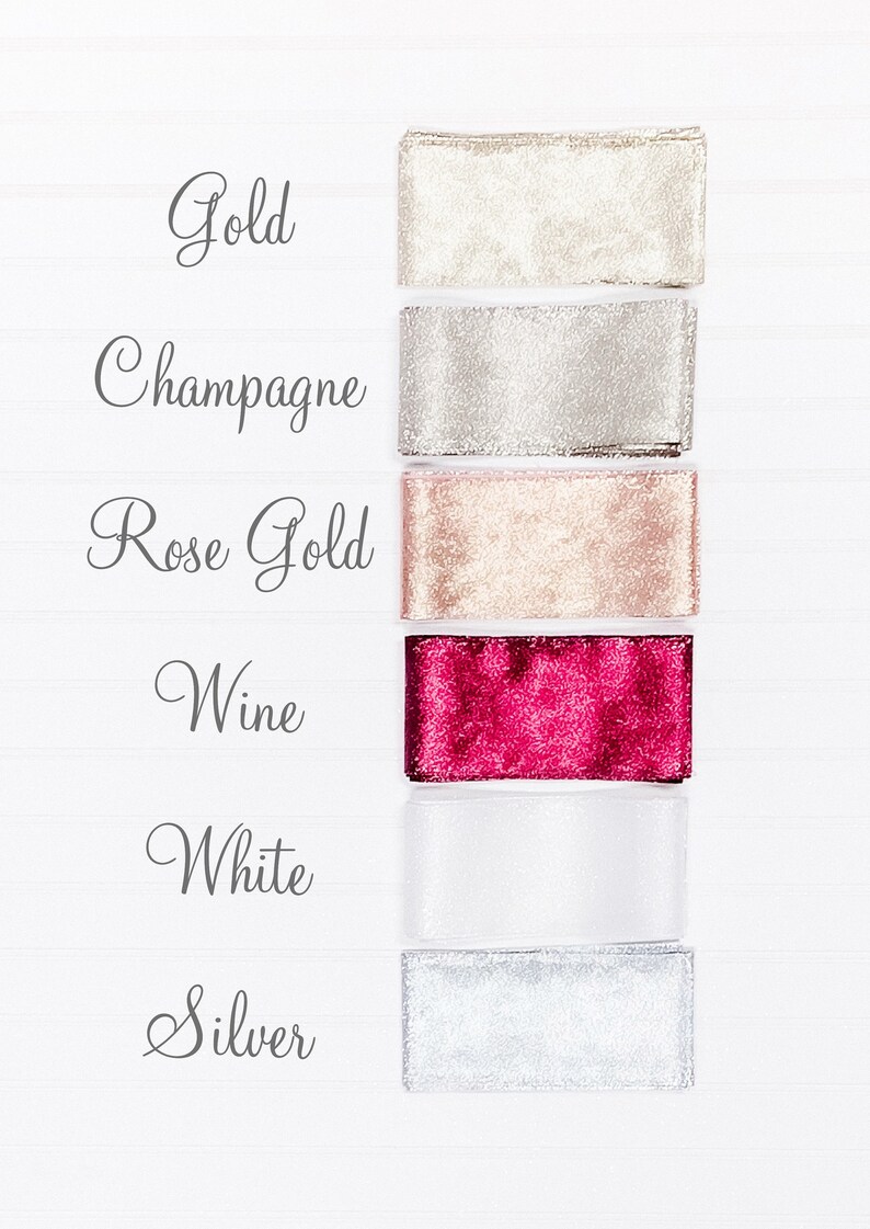 Puede incluir: Seis muestras de cinta en diferentes colores: dorado, champ&aacute;n, oro rosa, vino, blanco y plateado.