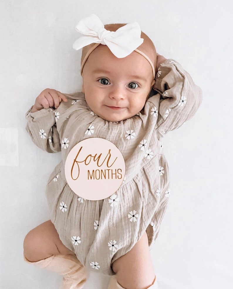 Round Wooden Monthly Milestone for Baby Photos - Baby by the Month Photo Props - Baby Milestone Cards - baby milestone discs 