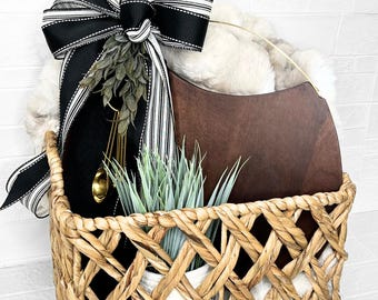 Cesta de regalo de lujo para nuevo hogar, regalo personalizado de inauguración, manta de piel sintética, tabla de embutidos y más, cestas de regalo personalizadas para cierre de contrato.