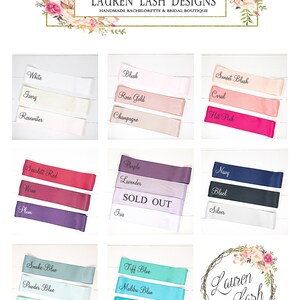 Puede incluir: Una tabla de colores de cinta de sat&eacute;n para fajas de boda o fiesta de bodas. Los colores incluyen blanco, marfil, agua de rosas, rubor, oro rosa, champ&aacute;n, rubor de atardecer, coral, rosa intenso, rojo escarlata, vino, ciruela, azul marino, morado, lavanda, negro, plata, azul humo, azul polvo, menta, azul Tiffany, azul Malibu y turquesa. La tabla tambi&eacute;n incluye el texto "SOLD OUT".