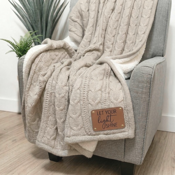 Gepersonaliseerde kabelgebreide sherpadeken cadeau – aangepaste leren patch plaid, gezellig cadeau voor moeder, oma, bruiloft en housewarming
