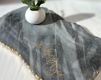Tabla de quesos de mármol personalizada: tabla de charcutería con borde dorado