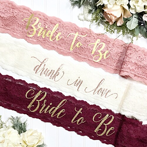 "Bride To Be" White Lace & Satin Bachelorette Party Sash With Flower Pin Accesso 