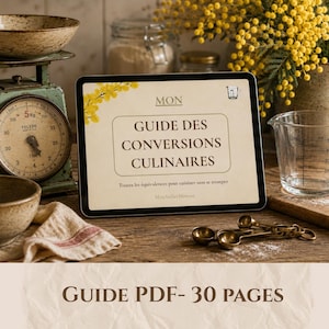Peut inclure: Une tablette numérique affichant un document beige intitulé MON GUIDE DES CONVERSIONS CULINAIRES avec des motifs floraux jaunes. L'écran présente du texte en français et une icône de verre doseur. La tablette est entourée d'une balance vintage.