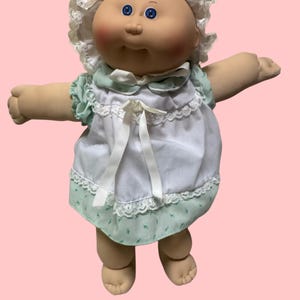Bambola vintage Cabbage Patch con testa calva e occhi azzurri, prematuro, con vestito.