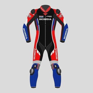 Könnte beinhalten: Ein einteiliger Motorrad-Rennanzug im dreifarbigen Design aus Rot, Weiß und Blau mit schwarzen Einsätzen. Der Anzug zeigt das Honda-Logo und den Schriftzug auf Brust, Armen und Beinen, sowie das HRC-Branding auf der Brust und Knieschleifer.