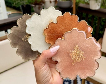 Porta-copos artesanais em resina com flores, nas cores rosa, cobre, branco e marrom, com acabamento em vidro. Feitos sob encomenda.