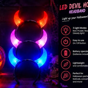 Op de afbeelding: Een stapel van drie LED-duivelshoorn-hoofdbanden met rood, paars en blauw oplichtende hoorns. De tekst luidt LED DEVIL HORNS HEADBAND, Light up your Halloween!, 3 Light Modes, Easy to use, Battery operated, Lightweight and comfortable.