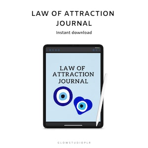 Pode incluir: Um tablet digital exibindo um diário Law of Attraction com fundo azul claro, texto preto, um símbolo circular de olho grego e um símbolo de olho grego em formato de coração. Uma caneta stylus branca repousa no lado direito da tela.