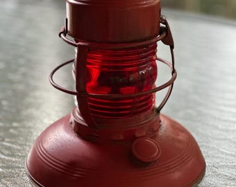 Vintage Embury No. 40 Traffic Gard kerosene signal lamp. From 1939-1953. Some light weathering. Road side survivor.