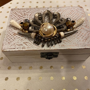 Antiqued ivory embellished keepsake box