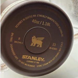 Vaso térmico Stanley Quencher de 1,2 litros (40 oz) color chocolate dorado, ideal para viajes o como regalo para ella. imagen 2