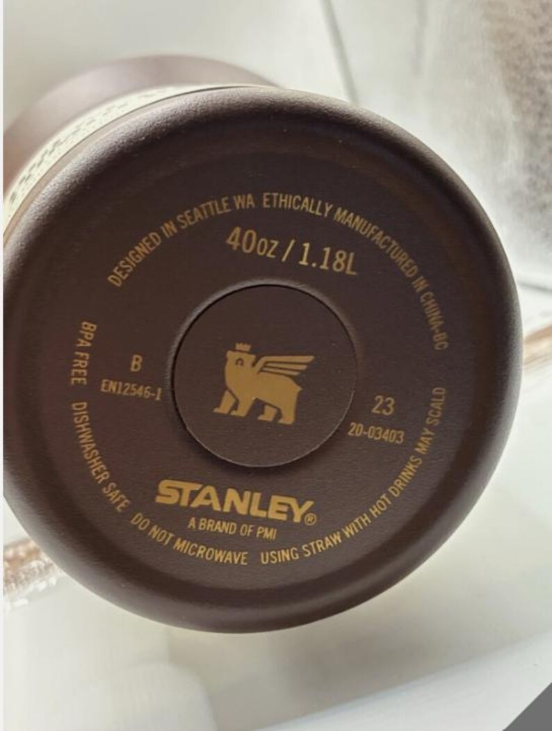 Vaso térmico Stanley Quencher de 1,2 litros (40 oz) color chocolate dorado, ideal para viajes o como regalo para ella. imagen 2