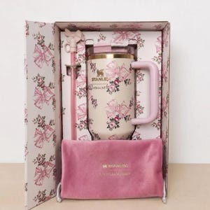 Vaso térmico Stanley Quencher Coquette Bow de 40 oz - Colaboración navideña de LoveShackFancy - Rosa Beaux imagen 3