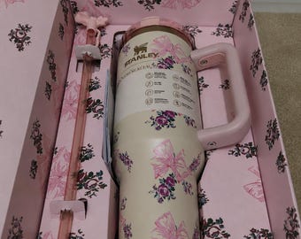 Stanley 40 oz Quencher Coquette Bow - LoveShackFancy Holiday Collaboration Tumbler - Rosa Beaux