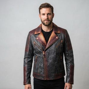 Heren bikerjack van leer met pythonprint, zwart/bordeauxrood, slangenleerstructuur, asymmetrisch gewatteerd, handgemaakt.