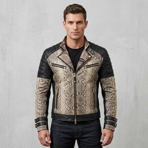 Heren bikerjack van leer met slangenprint en pythonpatroon, motorjack met ritssluiting, zwart/beige, handgemaakt, streetwear mode.