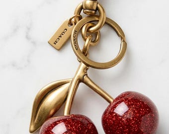 Porte-clés Coach Signature Cerise – Édition Élégance et Beauté
