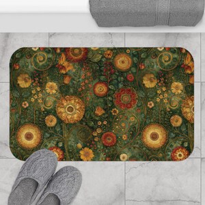 Peut inclure: Un tapis de bain rectangulaire orné d'un motif botanique dense composé de feuillage vert foncé, de vignes entrelacées et de fleurs aux nuances de jaune doré, d'orange brûlé et de rouge profond couvrant toute la surface du tapis.