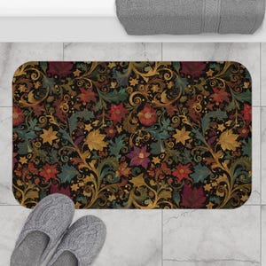 Peut inclure: Un tapis de bain rectangulaire au fond noir orné d'un motif dense et complexe de vignes dorées entrelacées, de feuilles d'érable aux tons automnaux rouges et orange, ainsi que de feuillage bleu sarcelle avec de petites étoiles jaunes.