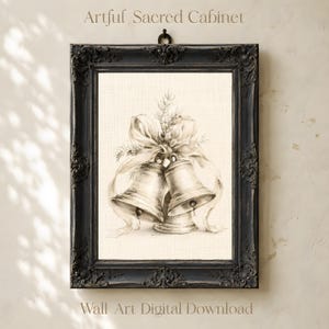 以下が含まれることがあります： Artful Sacred Cabinet Wall Art Digital Downloadというタイトルの額入りアートプリント。リボンと緑の小枝で結ばれた2つの鐘の木炭画風スケッチが描かれています。作品は、暗い色の装飾が施された彫刻入りの木製フレームに収められています。
