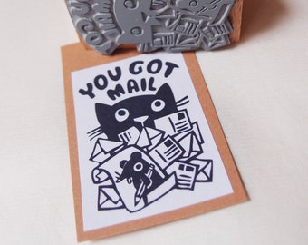 Sello de "Tienes correo", gato en la pila de correo