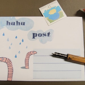 Lettera piegata in cartoleria lombrico