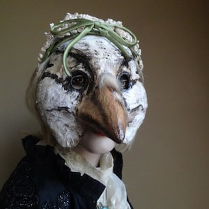 Masque doiseau en papier mâché fait à la main, oiseau de forêt, masque dHalloween, masque de mascarade image 3