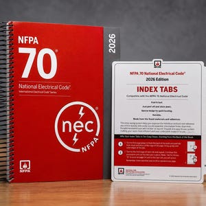 Peut inclure: Le manuel NFPA 70 National Electrical Code 2026 avec une couverture rouge, une reliure à spirale noire et du texte blanc, accompagné d'une feuille blanche d'onglets adhésifs numérotés de 1 à 10 et Annex D pour organiser les sections du code.