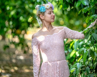 Roze kanten trouwjurk: off-shoulder boho-bruidsjurk
