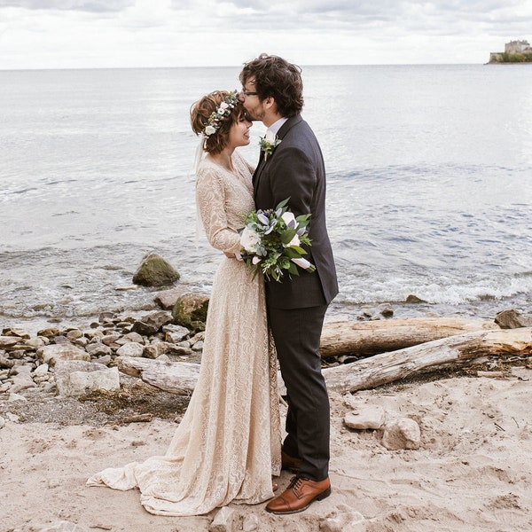 Champagnefärgad omlottklänning i spets med släp #1151