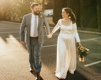 Abito da sposa in raso avorio: scollo quadrato, maniche lunghe