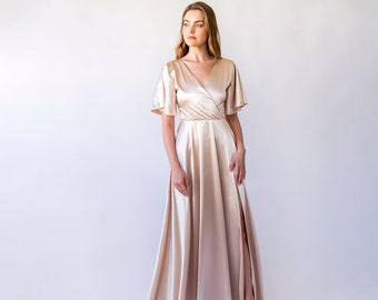 Vestido largo de satén color champán: escote en V cruzado y mangas de encaje con vuelo