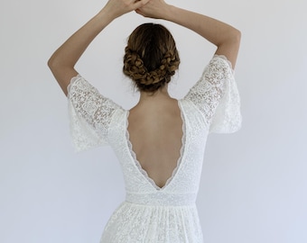Vestido de novia bohemio de encaje color marfil: mangas mariposa, espalda en V profunda