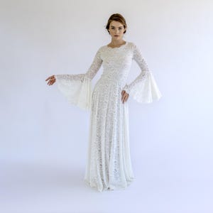 Suknia ślubna w stylu boho z koronką: rękawy dzwonkowe, dekolt w łódkę, suknia ślubna w stylu vintage