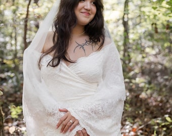 Vestido de novia cruzado con hombros descubiertos y mangas acampanadas en color marfil más vendido 1279