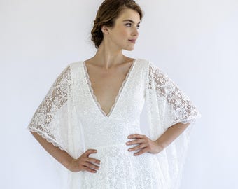 Vestido de novia bohemio de encaje: escote en V profundo color marfil con mangas de ángel