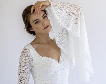 Vestido de novia bohemio de encaje con mangas acampanadas: vestido color marfil hecho a mano