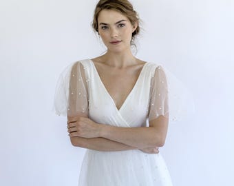 Vestido de novia bohemio de tul color marfil y perla con mangas cortas