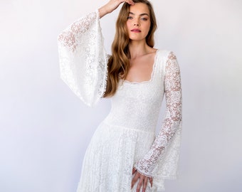 Vestido de novia de encaje color marfil: escote cuadrado, mangas acampanadas y falda larga estilo bohemio.