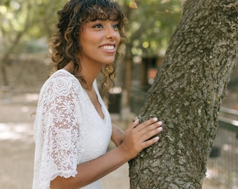 Vestido de novia bohemio de encaje con mangas acampanadas: vestido de novia color marfil con escote en V